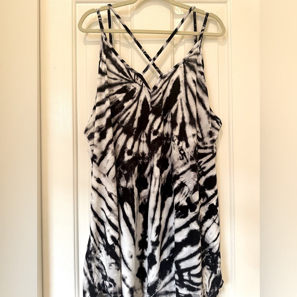 LuLaRoe Daniella Cross Back Camisole Tank Top 2XL 20-22 Black White Tie Dye EUC